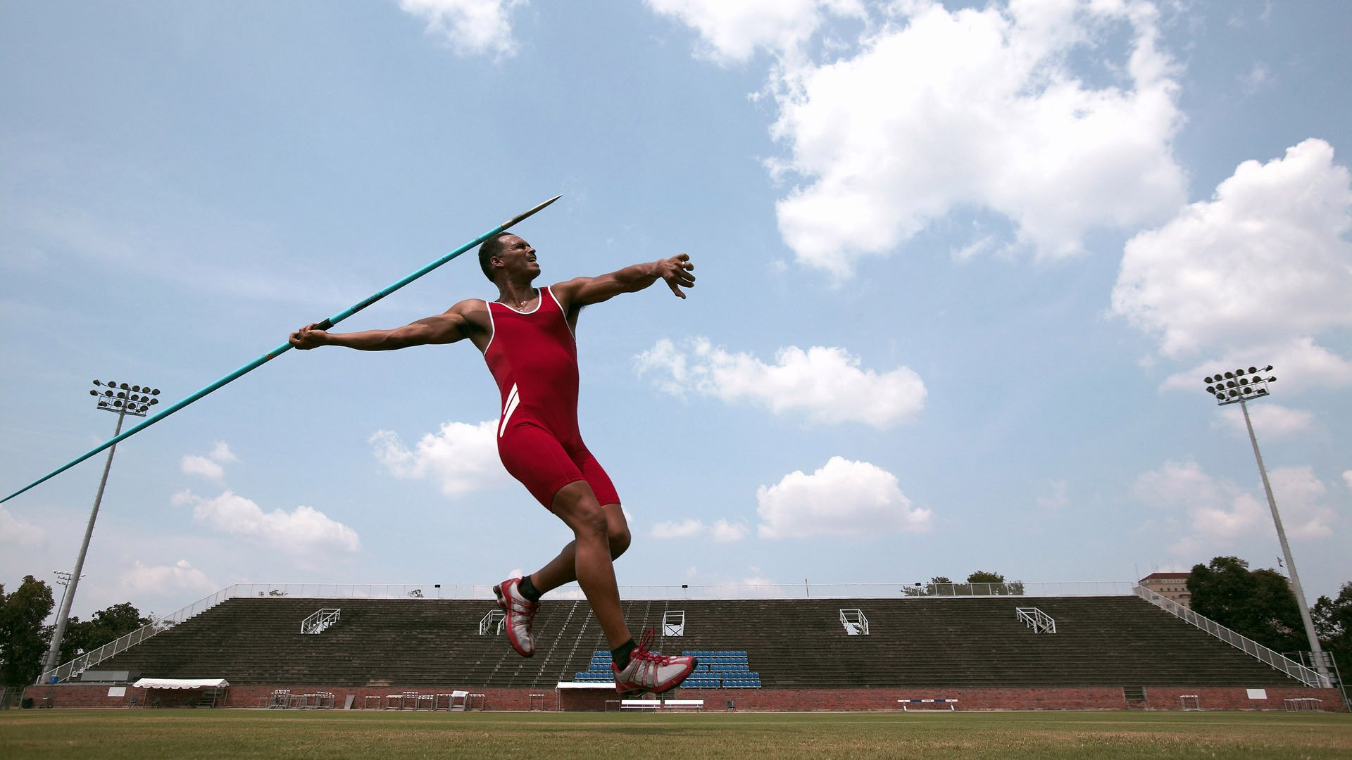 国际足球比赛裁判专业培训体系全面建立，国际足球裁判规则与裁判法
