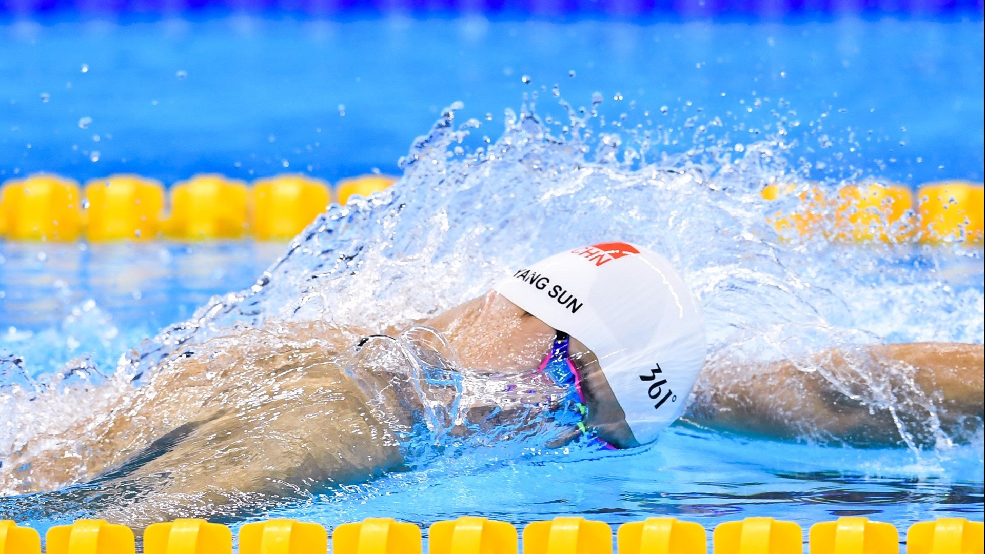 冠军划水幅度与水面高度完美契合,划水冠军表情包